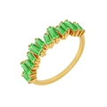 Bague dorée élégante avec une rangée de zircons vert émeraude rectangulaires sur fond blanc - US 6 / Or-Vert