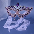 Dettaglio della maschera a farfalla in metallo con strass viola e nastri di seta - Stile 3 / Viola scuro