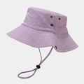 Detalle de gorro de pescador lavanda con correa, ojales de metal y botones a presión - Púrpura Claro Rayado