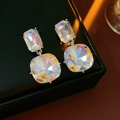 Vue macro de boucles d'oreilles à pampilles en cristal avec reflets arc-en-ciel - Clou d'oreille en argent sterling 925 - Carré à 2 niveaux