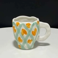 Tazza in ceramica artigianale con griglia verde e motivi a cuore arancioni - Tazza a Cuore