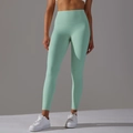Gros plan du legging de yoga vert menthe à taille haute montrant l'effet galbant fessier - XS / Vert Aquatique