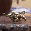 Miniatur Vintage Messing Bulle Figur mit muskulösen Details für Büro und Schreibtisch Deko - Kampfstier / Stürmender Stier