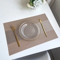 Braunes PVC-Tischset mit griechischem Muster und goldenem Besteck auf weißem Tisch - 30*45cm / Tiefer Champagner-Jacquard