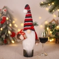 Weihnachts-Zwerg Weinflaschenhülle mit rot gestreifter Mütze und Geschenkbox - Stil mit Geschenktüte