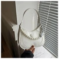 Dettaglio borsa a sella bianca con cuore a rilievo e catena di perle elegante - Bianco