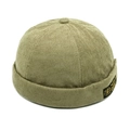 Detail der olivgrünen Cord-Miki-Mütze mit besticktem schwarzem Stoffetikett seitlich - M (56-58cm) / Armeegrün