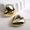 Nahaufnahme glänzender goldener Herzanhänger mit metallischer Oberfläche für DIY-Schmuck - 35*34mm / Gold