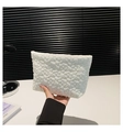 Detailansicht der weißen gesteppten Stoffstruktur einer Damen-Clutch-Tasche - Weiß