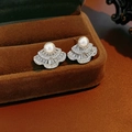 Detalle de pendientes de plata en forma de abanico con circón y perla en estuche - Plateado