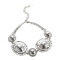 Collana in acciaio inossidabile argentato con dischi metallici martellati irregolari su sfondo bianco - Argento