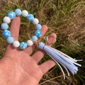 Détails des perles en silicone bleu clair et motif léopard sur porte-clés avec pompon - Bleu clair