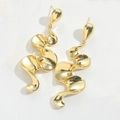 Minimalistische Vintage Ahornblatt Wellenohrringe aus Gold mit Hochglanz Metall-Finish - Abstrakter Welliger Stromlinien-Stil (ES2854-4) / Gold