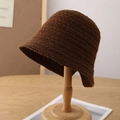 Primer plano de la textura del sombrero de punto marrón caramelo en un soporte - Ajustable / Marrón