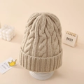 Primer plano de gorro beige de punto de ochos que muestra textura gruesa y dobladillo ancho - Beige