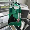 Détail du mini sac tricoté vert avec motif chat noir et fermeture à bouton bleu - Chat Papillon Vert (Sac de Téléphone)