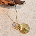 Vergulde ketting in oceaanstijl met zeester schelphangers en een witte parel - Schelp Stijl