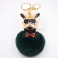 Dettaglio portachiavi bulldog francese con testa dorata, pompon verde e papillon - Verde Scuro