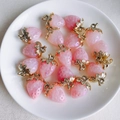 Detalle de dijes de fresa de resina rosa con hojas doradas y un acabado brillante - 1# Rosa Con Purpurina