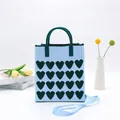 Hellblaue Strick-Einkaufstasche mit dunkelgrünen Herzen und langen Strickriemen - Herz Handytasche-Blau
