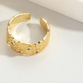 Anello aperto dorato minimalista con trama corteccia e piccole pietre verdi - Texture Albero