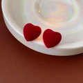 Eleganti orecchini a cuore placcati in oro con texture rossa floccata su piatto di ceramica - Orecchini a Lobo Floccati a Cuore Rosso