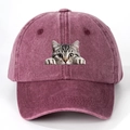 Detailweergave van kattenprint op gewassen katoenen honkbalpet in bordeauxrood - Eén maat / Bordeauxrood