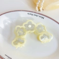 Pince à cheveux fleur jaune crème élégante présentée sur une assiette décorative en porcelaine - 10cm / 1# Jaune
