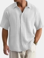 Gros plan d'une chemise blanche décontractée pour hommes en coton froissé respirant - S / Hauts / Blanc
