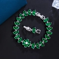 Dettaglio di cristalli a goccia verde smeraldo su catena d'argento con chiusura extra - Verde