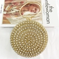 Dettaglio pochette da sera dorata con strass e grande manico circolare in metallo dorato - Oro