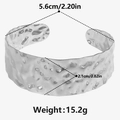 Größenangaben für breites offenes Armband aus Edelstahl mit unregelmäßigem Hammerschlag - Silber
