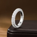 Lujoso anillo de eternidad plateado con tres lados de pavé de circonitas brillantes - US 5 / Oro Blanco