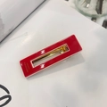 Dettaglio della clip per capelli rossa fatta a mano con bordo bianco e molla d'oro - Clip a Becco d'Anatra Quadrata Rossa