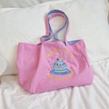 Detail der rosa Canvas-Tasche mit Torten-Stickerei und blau kariertem Futter - Kuchen Bestickter Stil / Rosa