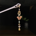 Chinesische Quasten-Haarnadel mit rosa Schmetterlingsanhänger und goldenen Details - Rosa Emaille Bemalter Schmetterling Gold Quaste (02)