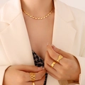 Elegante set di collana con cuore e anelli in oro 18 carati indossato da una modella - 40+5cm / Collana Oro