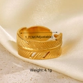 Vista dettagliata dell'anello a piuma dorata con texture e misura regolabile 1,7 cm - Anello Piuma d'Oro