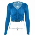 Detalle del top corto azul de manga larga con cuello en V, textura plisada y botones - S / Azul