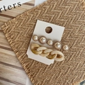 Dettaglio di fermagli per capelli vintage in oro con perle e forcine in acrilico marmorizzato - Set da 2 pezzi (perla + catena avorio) / Set Avorio