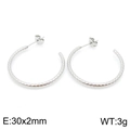 Orecchini a C irregolari in acciaio al titanio argento con finitura martellata, 30x2mm - Colore Acciaio (KE98650-KFC)