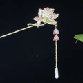 Eleganter Haarnadel aus Gold-Rosa Emaille-Blume mit langer Quaste und Perlen auf Schwarz - Rosa Farbverlauf Blume Künstliche Perle Quaste (1968)