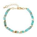 Bracciale bohémien con perline turchesi, distanziatori dorati e ciondolo a croce - Perline di pietre preziose turchesi