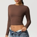 Detailansicht des braunen Langarm-Yoga-Crop-Tops mit hochwertigem, mattem Kompressionsstoff - S / Kastanienbraun