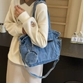 Sac fourre-tout en denim bleu avec petit porte-monnaie rond et poches zippées - Bleu clair
