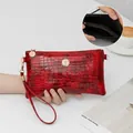 Elegante pochette rossa testurizzata coccodrillo con finiture dorate lucide e diamanti - Rosso