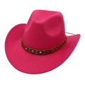 Détail d'un chapeau de cow-boy rose avec bande en cuir tressé et clous en turquoise - Taille Unique (57cm) / Rose rouge
