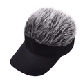 Primer plano de una gorra de béisbol negra con peluca de pelo gris creativo en la parte superior - Negro Con Pelo Gris
