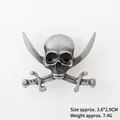 Dettaglio spilla teschio pirata vintage argento con dimensioni di 3,6x2,9 cm - Argento Antico