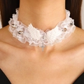 Dettaglio choker di pizzo bianco con ali d'angelo, borchie e ciondolo a croce di cristallo - Choker Bianco (K-296)